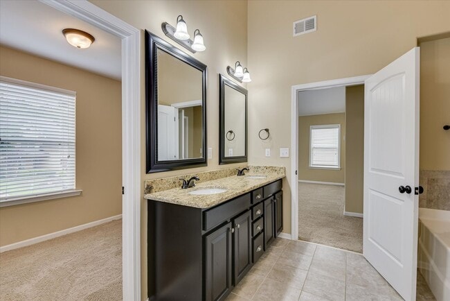 Building Photo - 4 Bedroom 2.5 Bath in Crawford Creek