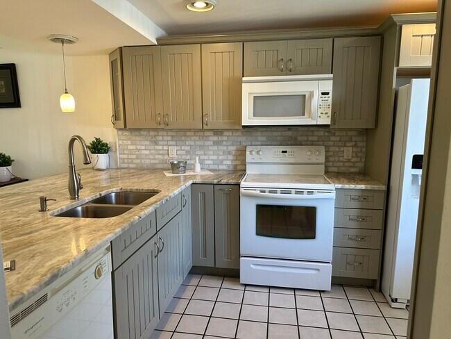 Building Photo - 142 Palm Dr