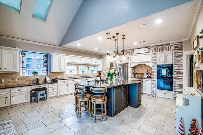 Building Photo - 7 Deer Lake Ct