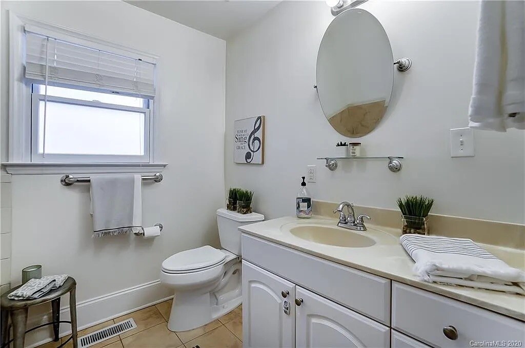 Building Photo - 10700 Forest Dr