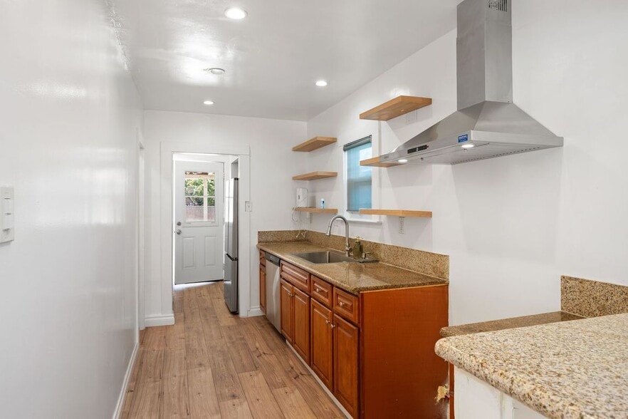 Building Photo - 1418 W 69th St