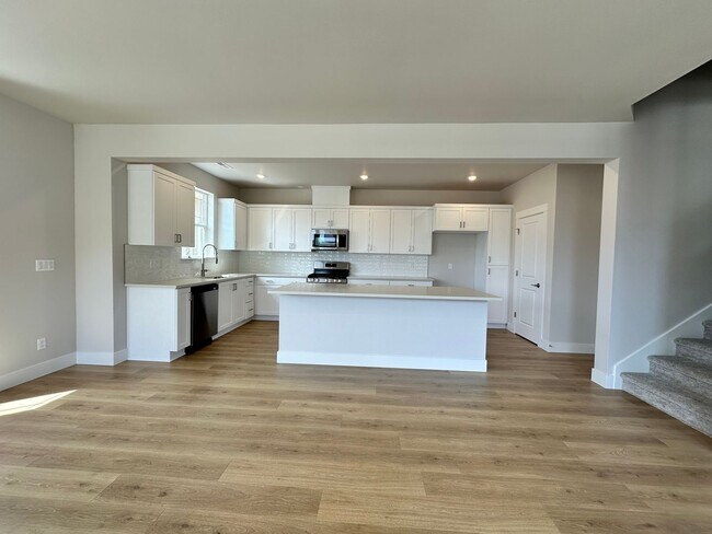 Building Photo - Brand New 5 Bedroom Home in Bull Mountain ...