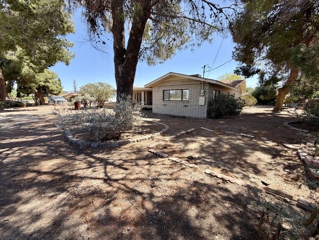 Building Photo - 3028 S Fairway Ave