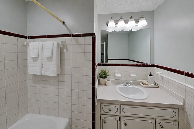 Building Photo - Updated 3 Bed, 2 Bath Home with Fenced Yard & Sunroom in Jacksonville, FL