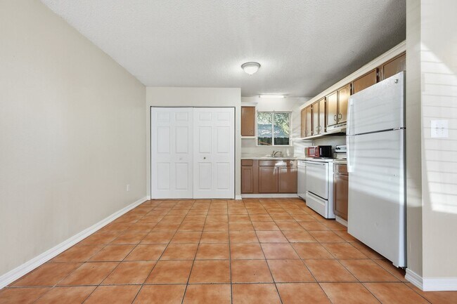 Building Photo - Charming 2 Bedroom Condo with Community Pool!
