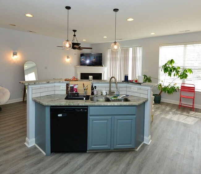 Building Photo - Beautiful Townhome/condo