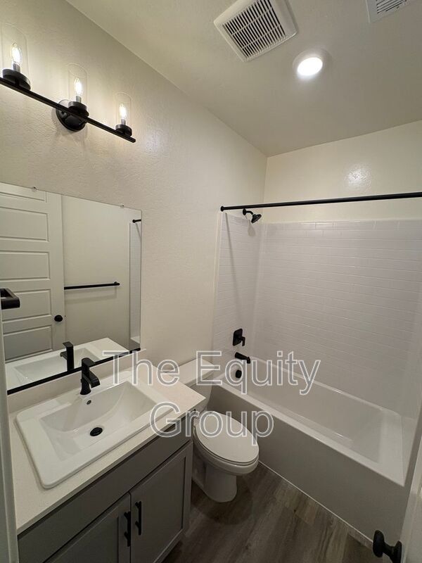 Building Photo - 2405 N Fontana St