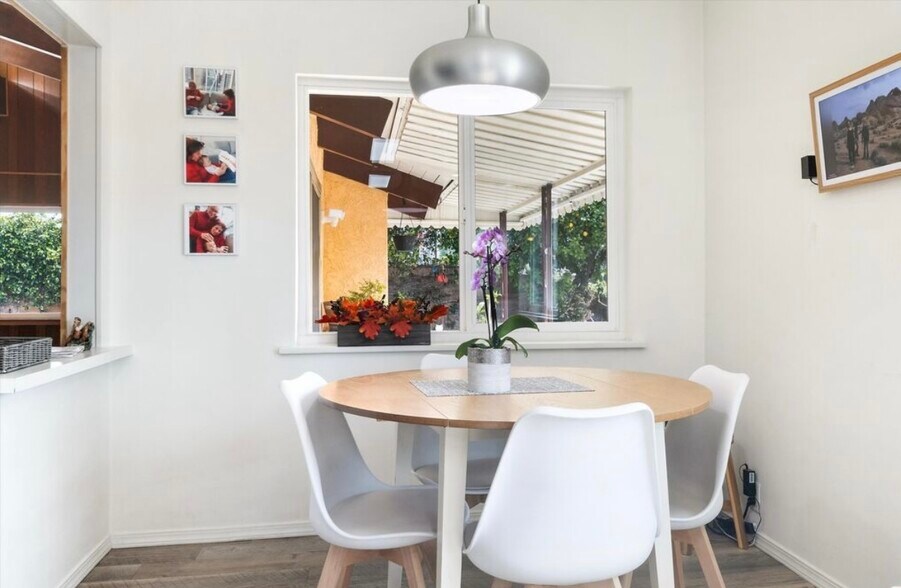 Building Photo - 10100 Sophia Ave