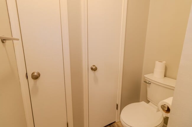 Building Photo - Charming, Updated Condo in Prime Downtown Traverse City Location!