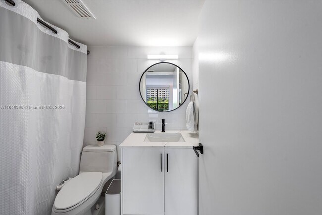 Building Photo - 540 Brickell Key Dr