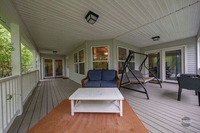 Building Photo - Charming Palmer Home!