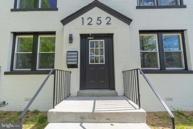 Building Photo - 1252 Owen Pl NE