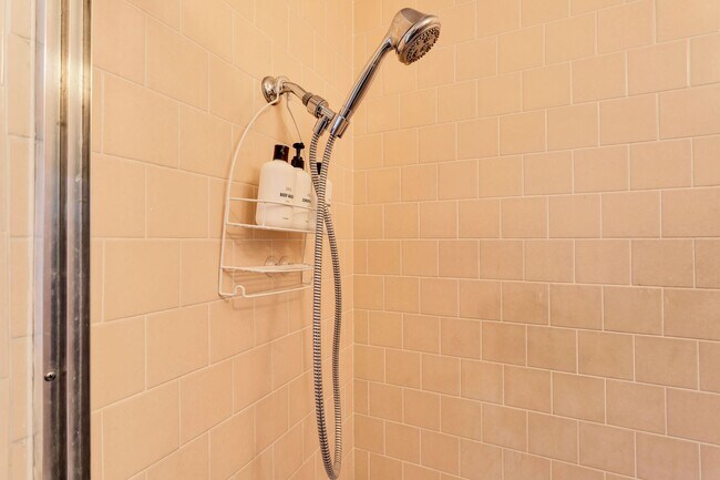 Building Photo - 2 Bedroom 1 Bath - Furnished Hilltop Home - Free Internet