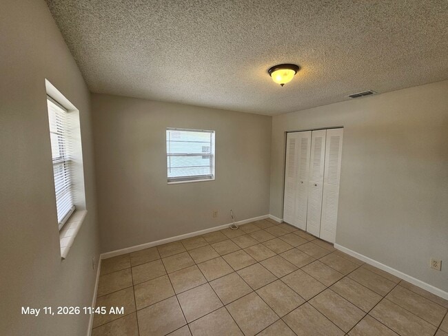 Building Photo - Beautiful and cozy 2/1 apartment available now!