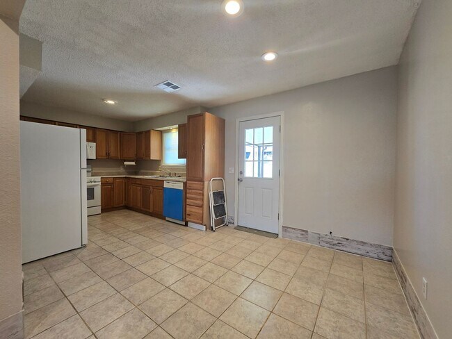 Building Photo - 3 Bed 1.5 Bath in Shawnee!