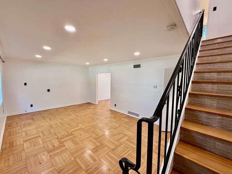 Building Photo - 5431 Village Grn