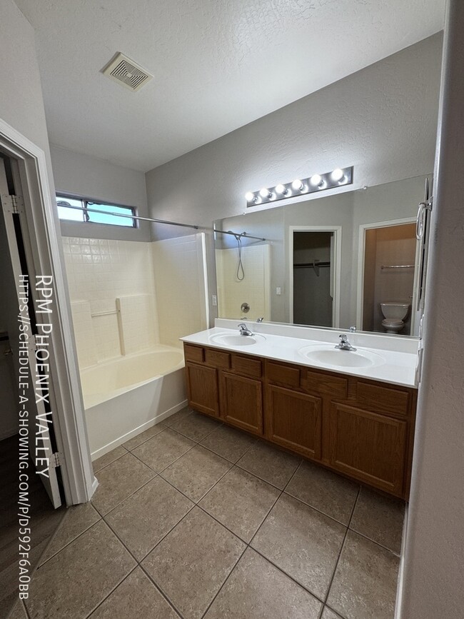 Building Photo - Open concept 3 bed / 2 bath with *NEW* Flo...