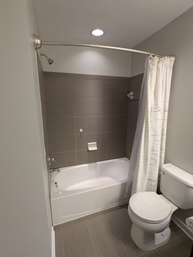 Building Photo - Two Level END UNIT condo in East of Market...