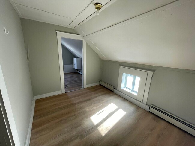 Building Photo - 52 Chestnut Ave