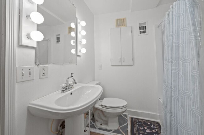 Building Photo - Charming 1 Bed, 1 Bath Duplex with Office/Flex Space near Five Points, Downtown Raleigh