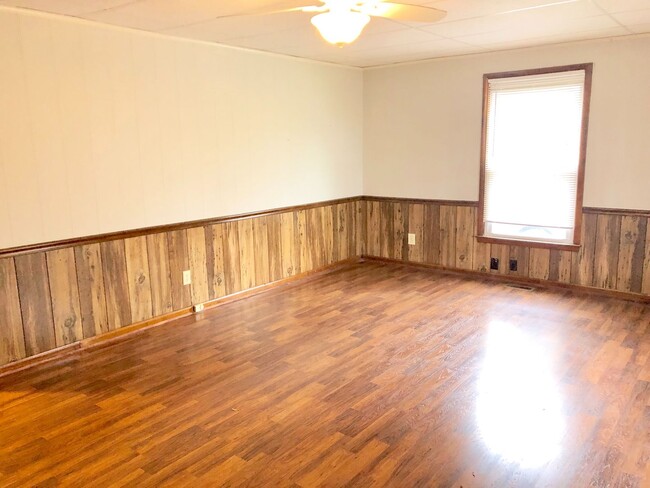 Building Photo - 2 Bedroom, 1 Bath Home - Washer/Dryer Incl...