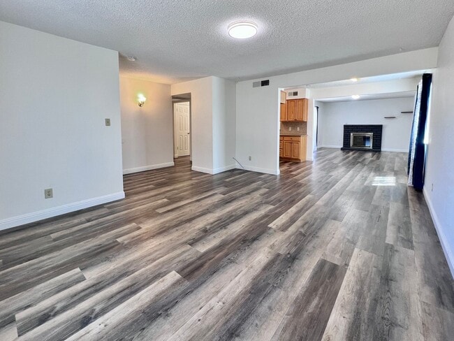 Building Photo - $2,250 Ashlan & Cornelia, 3 Bedroom House-...