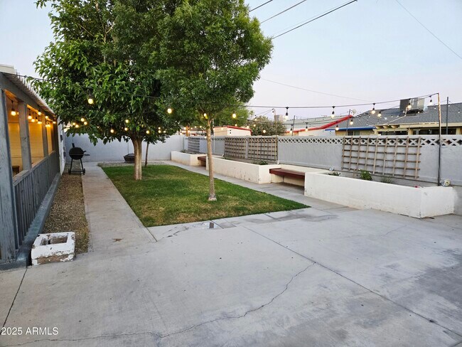Building Photo - 3039 W Bloomfield Rd