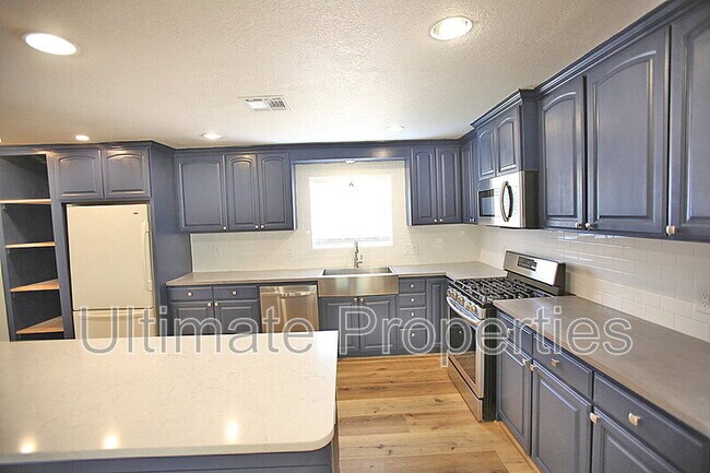 Building Photo - 4129 E Bluefield Ave