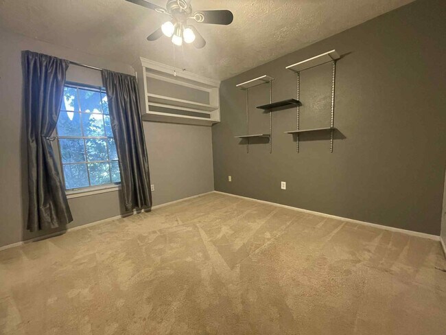 Building Photo - 447 El Toro Ln