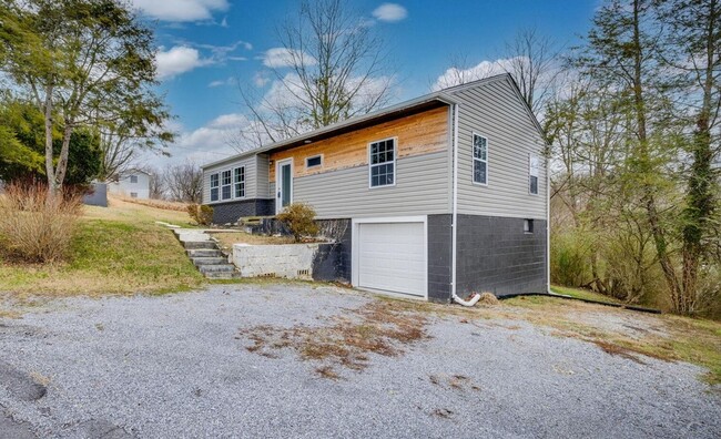 Primary Photo - Newly renovated 3 bed and 1 bath house in ...