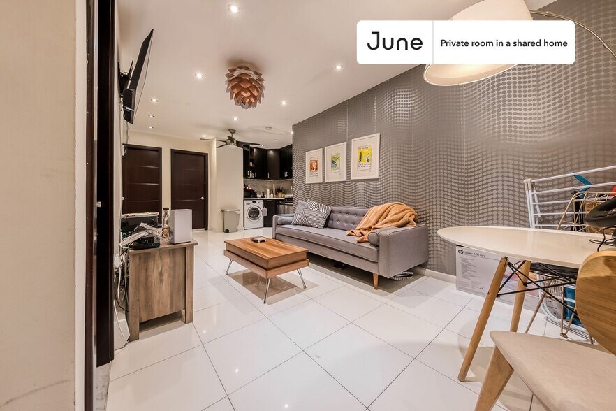 Building Photo - Private bedroom in 4 bed/2 bath Home
