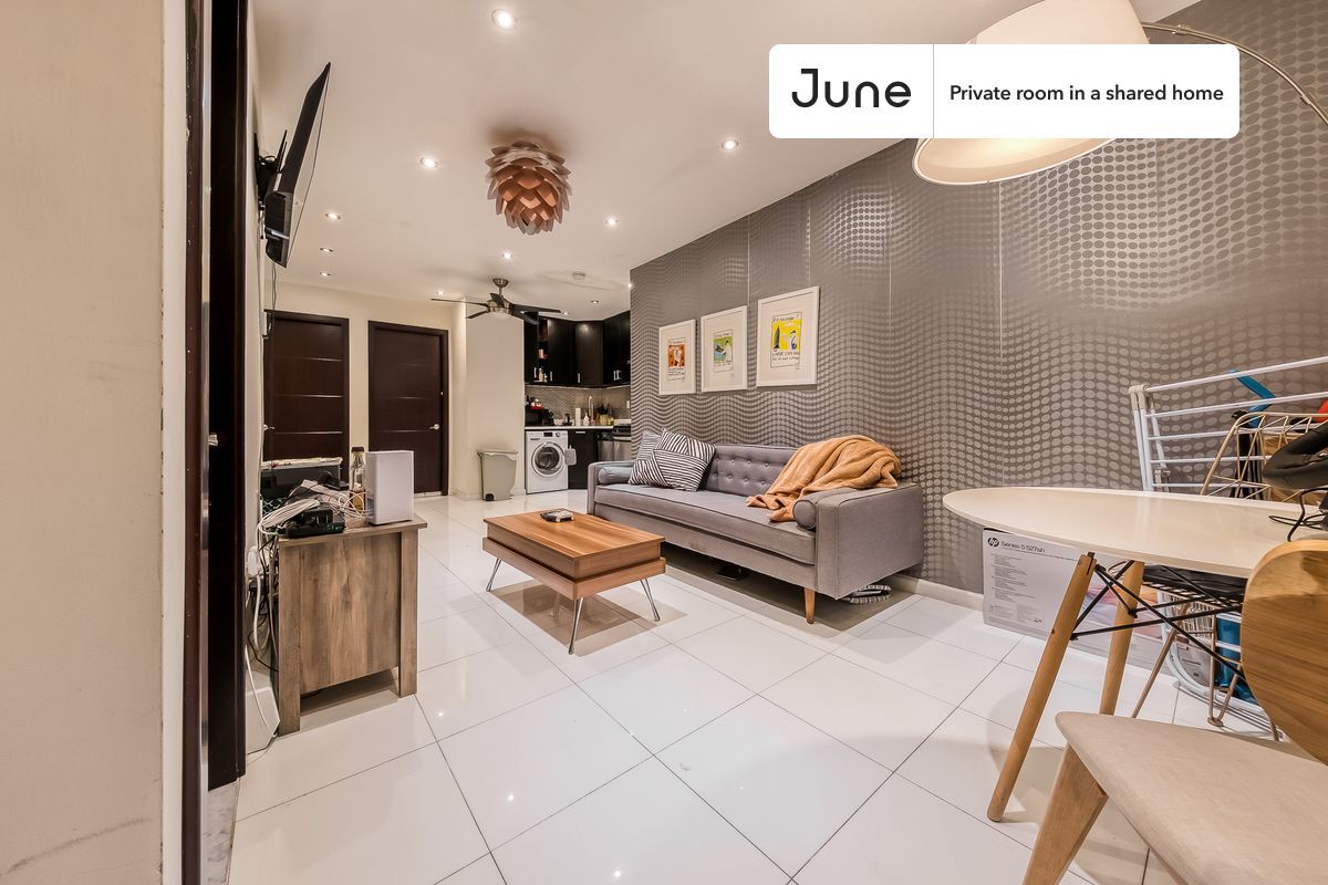 Building Photo - Private bedroom in 4 bed/2 bath Home