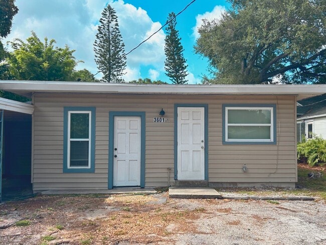 Primary Photo - Back unit of large Duplex in Central Oak P...