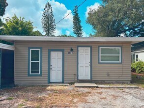 Building Photo - Back unit of large Duplex in Central Oak P...