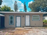 Building Photo - Back unit of large Duplex in Central Oak P...