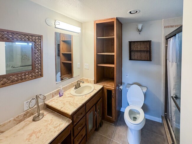 Building Photo - Spacious 3 Bedroom, 2 Bath Home with Large...