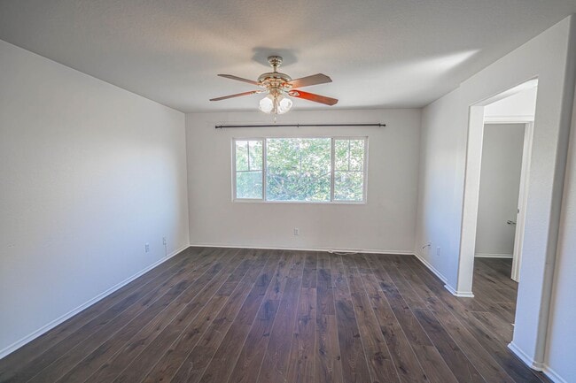 Building Photo - Charming 3-Bedroom Home with a Big Backyar...
