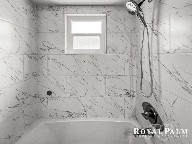 Building Photo - 2 Bed / 1 Bath | Fort Myers | Spring Into This One and Save $500 APPLY BY MAY 15!