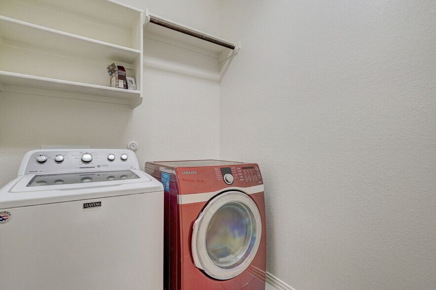 Building Photo - 213 Mindy Way