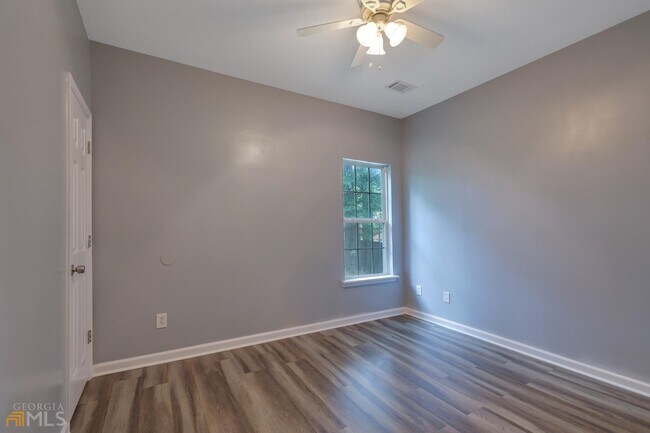 Building Photo - 528 Emily Pl NW