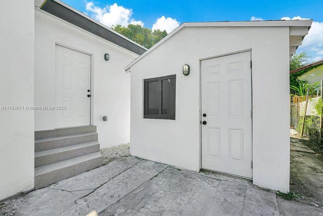 Building Photo - 3040 NW 13th Ave