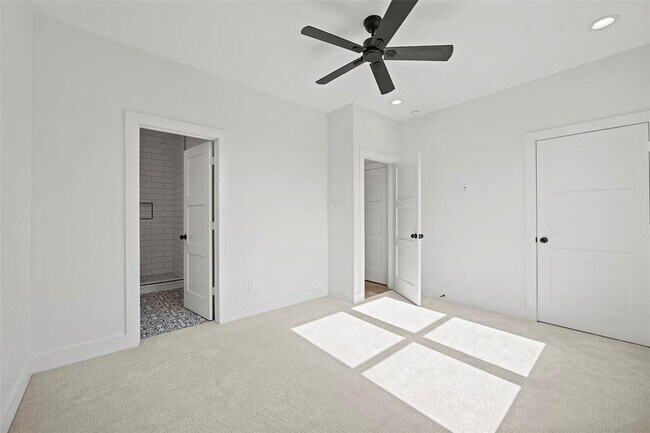 Building Photo - 8419 Venus St