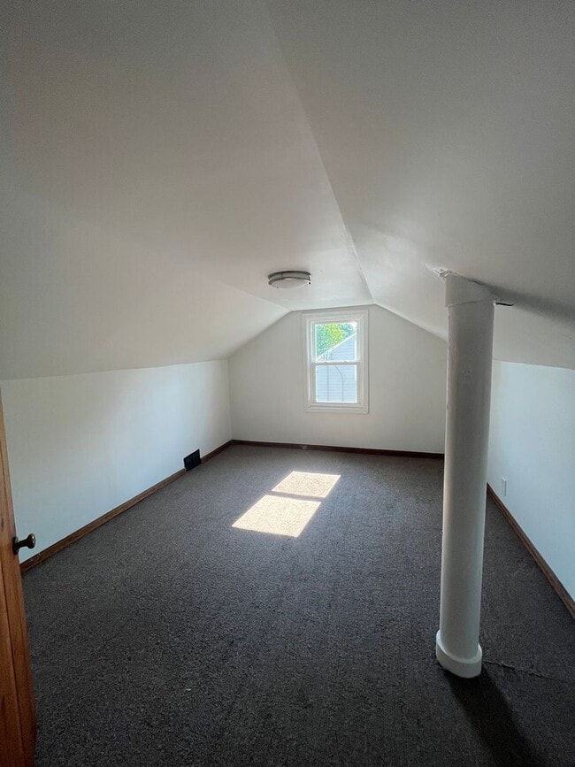 Building Photo - 3 Bed Single Family Home Available - Close to Rochester General