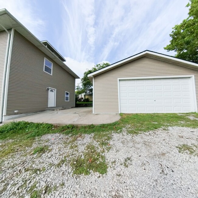 Building Photo - Updated 6 bedroom 2 bathroom home