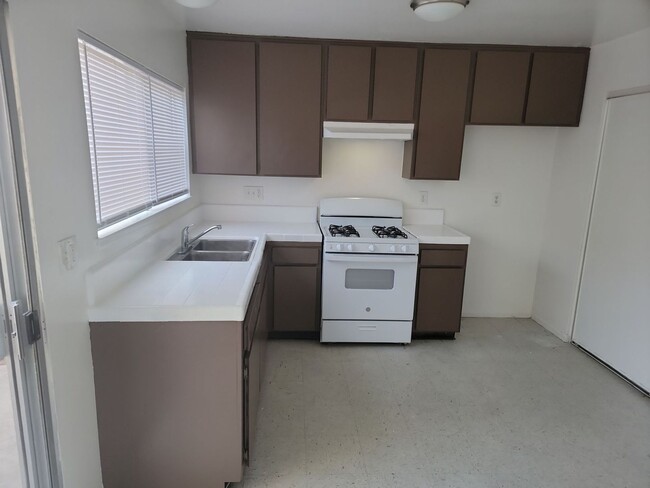 Building Photo - Gorgeous 2 story 2 bedroom 2 bath Townhome