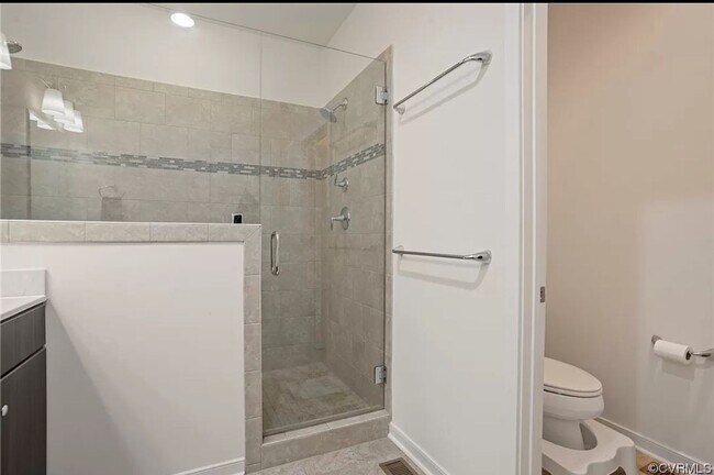 Building Photo - 3 Bedroom Townhouse with 2 Car Garage