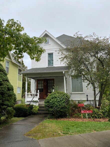 Primary Photo - 211 Willow Ave