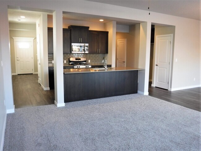 Building Photo - Beautiful and spacious 4 bed 2.5 bath home in Sovi Sub just off Eagle and Victory