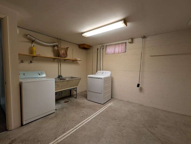 Building Photo - Spacious 3 Bedroom Normal Hill House with Large Garage