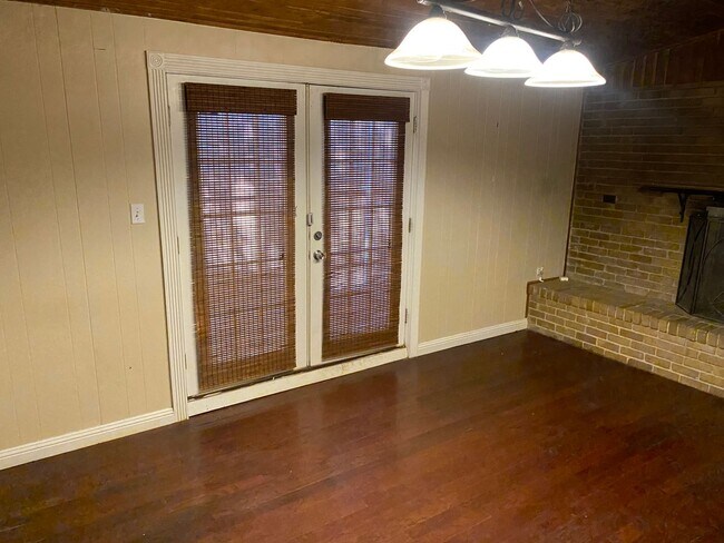 Building Photo - Pre-Leasing 3 bed 2 bath Move In Ready! Close to Texas Tech!!
